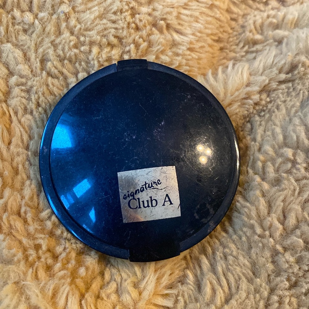 Signature Club A ultra creamy powder eyeshadow